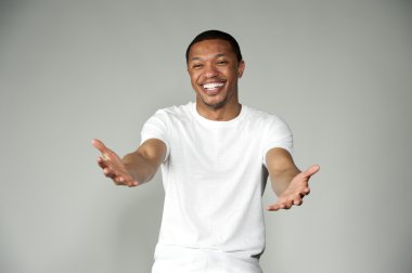 Son moda mutlu ve eğlenceli siyah erkek beyaz bir bluz giyiyor