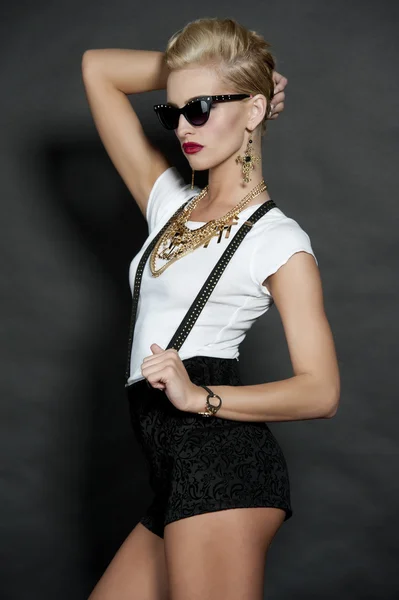 Modelo de moda loira chique em preto — Fotografia de Stock