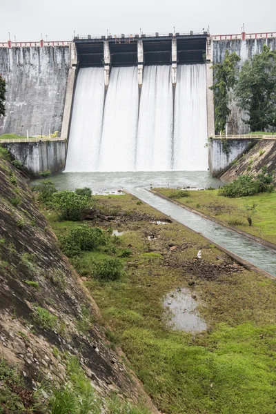 Portas de água aberta em Neyyar Dam — Fotografia de Stock