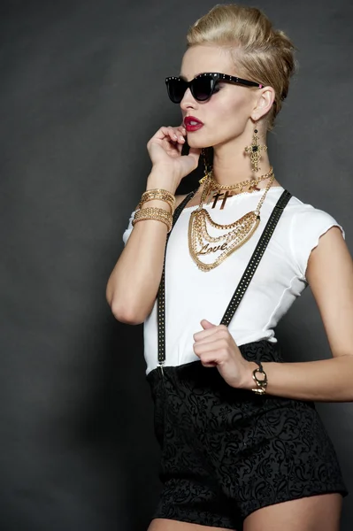 黒のシックな金髪ファッションモデル — ストック写真