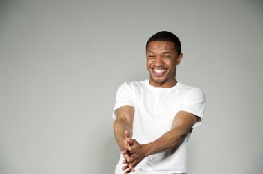 Son moda mutlu ve eğlenceli siyah erkek beyaz bir bluz giyiyor