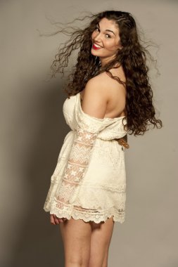 Muhteşem genç mutlu esmer giyen beyaz