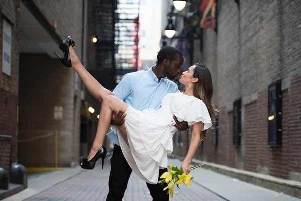 Pareja en un ambiente romántico — Foto de Stock