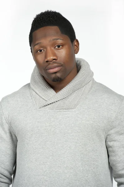Afryki amerykański mężczyzna w szary sweter — Zdjęcie stockowe