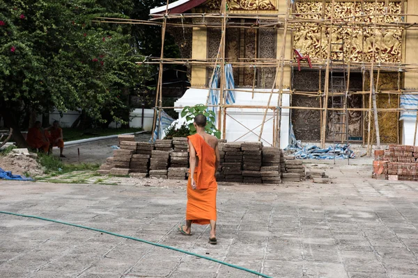 Монах в Вате Сиенг Тхонг — стоковое фото