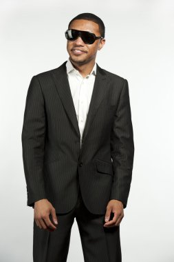 Mutlu kalça ve Trendy resmi siyah erkek