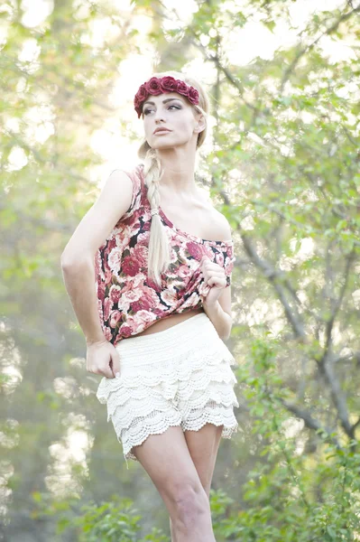 Lindo loira em Red Flower Crown — Fotografia de Stock