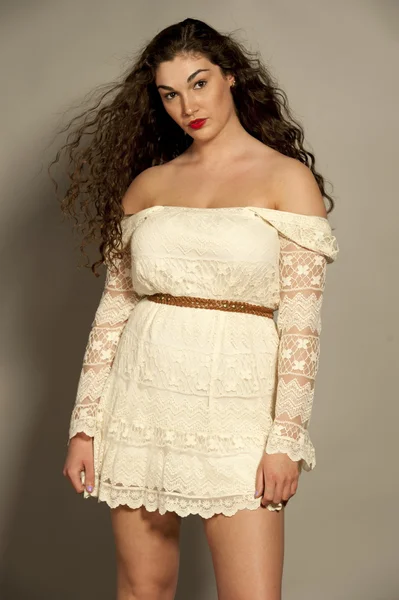 Прекрасна молода брюнетка в білому платті — стокове фото