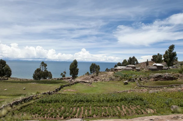 Vista de Bolivia desde la isla Taquile en un día soleado . — Foto de Stock