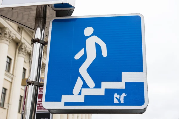 거리 표지판 나타내는 계단 — 스톡 사진