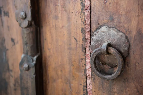 Porta de madeira e porta de ferro batedor — Fotografia de Stock