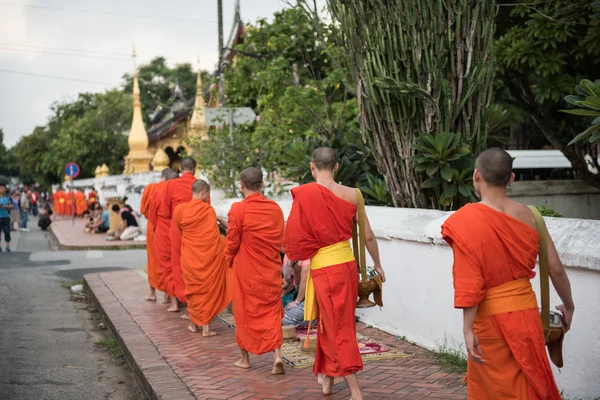 Монахи в буддийском храме — стоковое фото