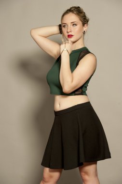 Busty muhteşem genç sarışın