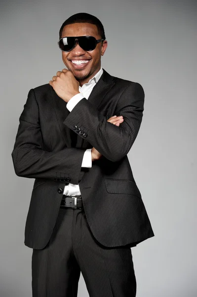 Szczęśliwy Afryki amerykański atrakcyjny mężczyzna — Zdjęcie stockowe