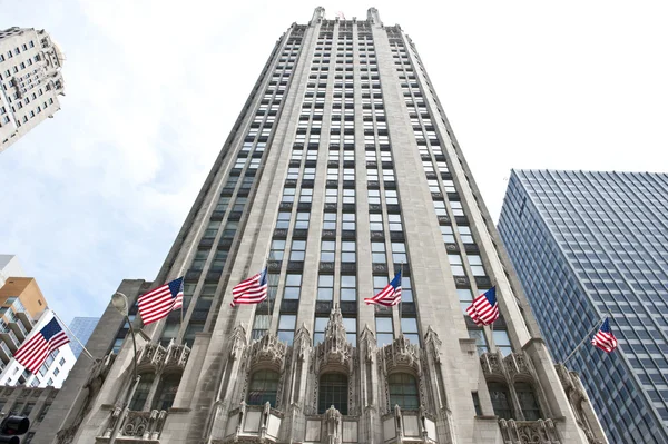 Tribune Tower zászlók — Stock Fotó