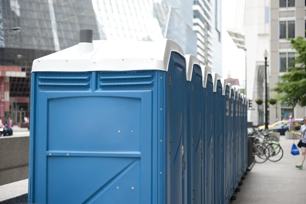 Общественные туалеты голубого цвета на улицах — стоковое фото