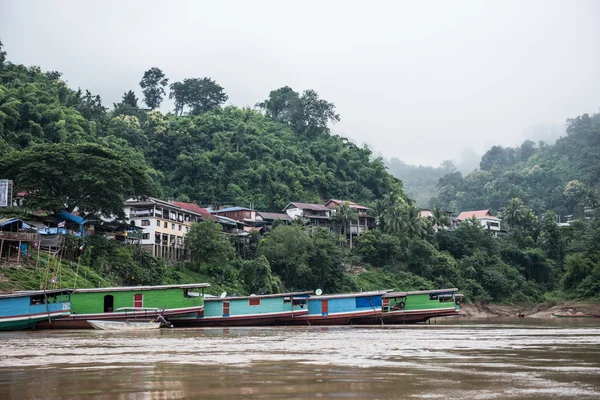Boote und Residenzen am Flussufer — Stockfoto