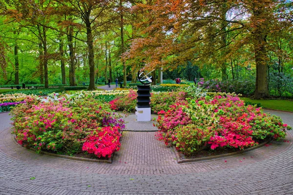 Pomník mezi růžovými květy, Keukenhof Park, Lisse v Holandsku — Stock fotografie