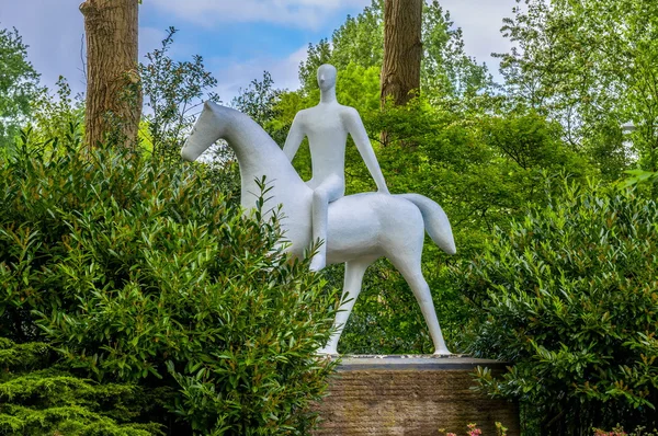 Monumento de um homem montando o cavalo, Keukenhof Park, Lisse na Holanda — Fotografia de Stock