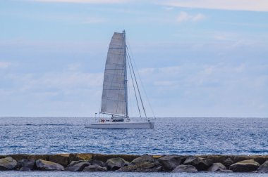 Yelkenli gemi açık denizde beyaz Yelkenli Yatlar. Lüks boa