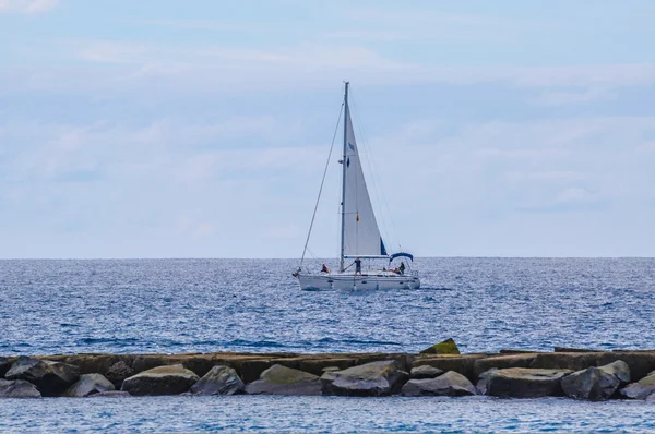 Segelfartyg Yacht med vita segel på öppet hav. Lyxiga boa — Stockfoto