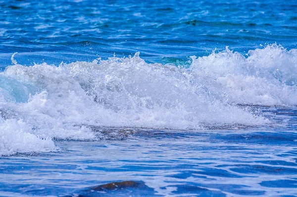 Vague bleue de l'océan avec éclaboussures, Ténérife, Îles Canaries . — Photo