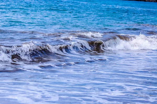 Blue ocean wave fröccsenés, Tenerife, Kanári-szigetek. — Stock Fotó