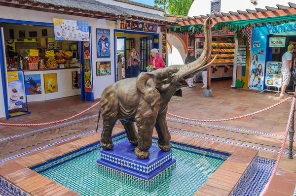 TENERIFE, ESPANHA - DEC 2012: estátua de elefante no Loro Parque em 6 de dezembro de 2012 — Fotografia de Stock