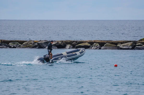 Tenerife, İspanya - Aralık 2012: Erkekte 6 Aralık 2012 günü lastik Motorlu tekne — Stok fotoğraf