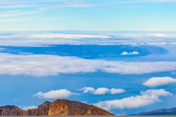 テネリフェ島、スペインの雲の背後にあるラ ・ ゴメラ島 — ストック写真