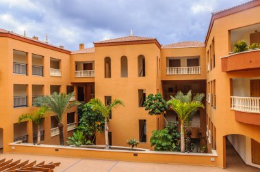 Otel avlusu ile avuç içi ve ağaçlar Tenerife, İspanya