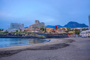 Tenerife İspanya - Aralık 2012: Las Americas beach otel akşam ile