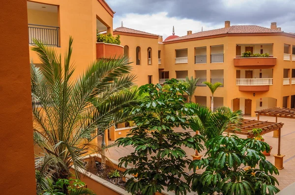 酒店庭院和棕榈树和树在西班牙特内里费岛 — 图库照片