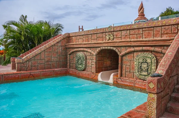 与亚洲建筑在西班牙特内里费岛的 auqa 公园游泳池 — 图库照片