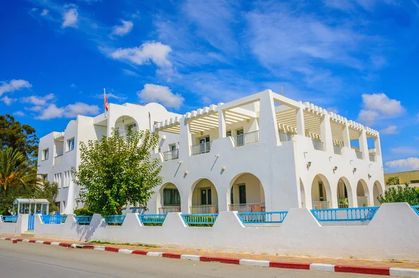 Vita arabiska byggnaden med blues himmel i Hammamet Tunisien — Stockfoto