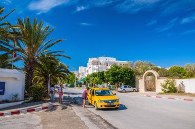Hammamet, Tunus - Ekim 2014: Sarı taksi sokakta