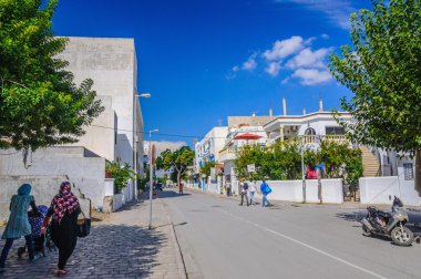 Hammamet, Tunus - Ekim 2014: Gecekondu sokak 6 Ekim 2014 tarihinde kalıntıları ile