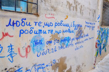 Hammamet, Tunus - Eki 2014: 6 Ekim 2014 tarihinde farklı dillerde aşk duvarı