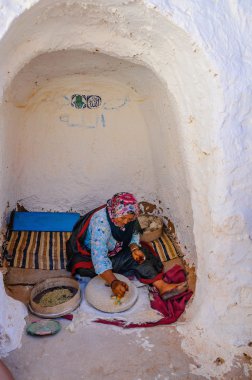 Hammamet, Tunus - Eki 2014: Kadın 7 Ekim 2014 tarihinde berber evinde tahıl öğütüyor