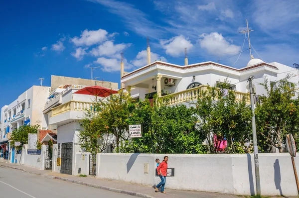 HAMMAMET, TUNISIA - Ott 2014: Strada delle baraccopoli con rovine il 6 ottobre 2014 — Foto Stock