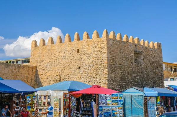 HAMMAMET, TUNISIA - Oct 2014: Muro antiguo de piedra de Medina con bazar el 6 de octubre de 2014 —  Fotos de Stock