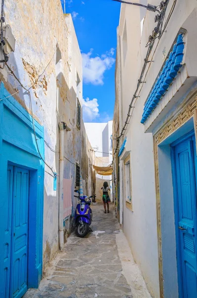 Hammamet, Tunézia-Oct 2014: keskeny utca Medina október 6, 2014 — Stock Fotó
