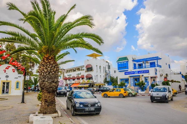 Hammamet, Tunus - Ekim 2014: Street Tarihi palms, ağaçlar ve 6 Ekim 2014 üzerinde beyaz binalar