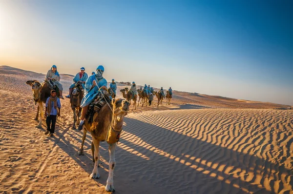 Hammamet, Tunesien - Okt 2014: Kamelkarawane auf dem Weg in die Sahara-Wüste am 7. Oktober 2014 — Stockfoto