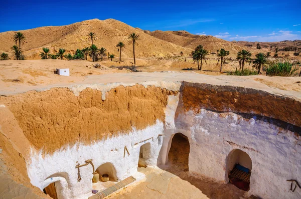 Vista da tradicional casa beduína berbere no deserto do Saara, na Tunísia — Fotografia de Stock