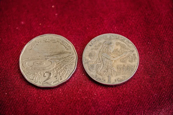 Twee Tunesië dinar munten op de rode backround — Stockfoto