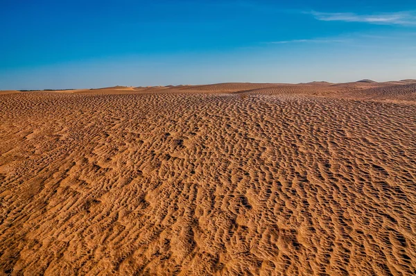 Tunisian desert landscape with blue sky. Dunes background. — Stock Photo, Image