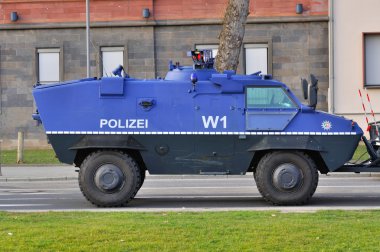 Frankfurt, Almanya - 18 Mart 2015: Zırhlı polis arabası, Demonst