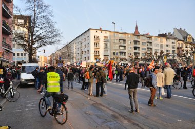 Frankfurt, Almanya - 18 Mart 2015: Protestocular, iblis kalabalıklar