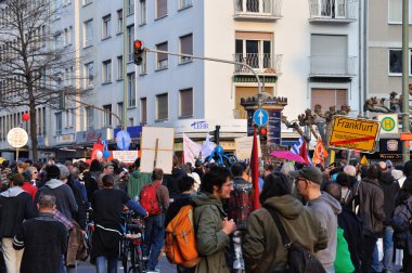 Frankfurt, Almanya - 18 Mart 2015: Protestocular, iblis kalabalıklar